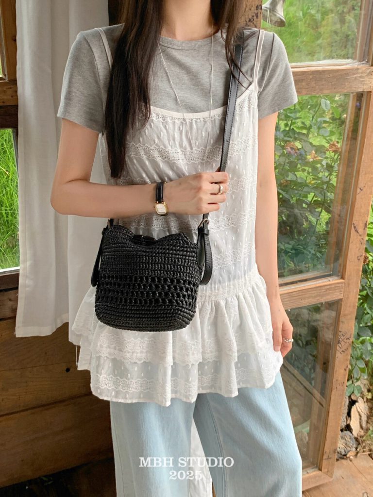 Niche Design Handwoven Lunch Box Bag Hollow Out Vacation Style Handbag Crossbody Bag with Shoulder Strap and Storage Pouch