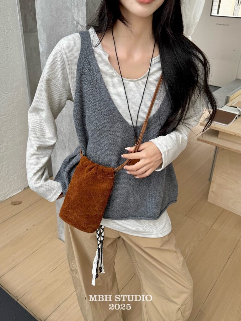 MBH Niche Design Matte Leather Vertical Phone Bag Lightweight Minimalist Crossbody Bag